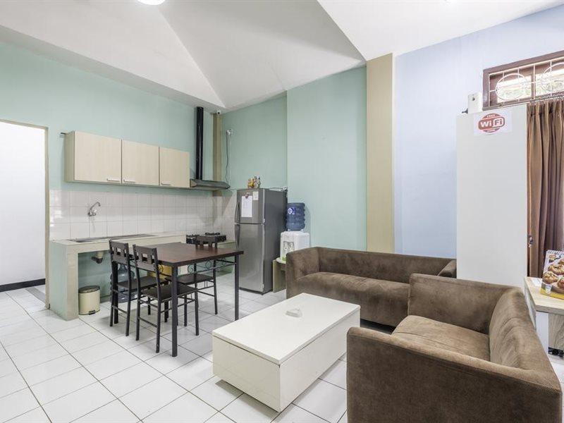 Super Oyo 1568 Stasiun Ka Cirebon Guest House Exteriör bild