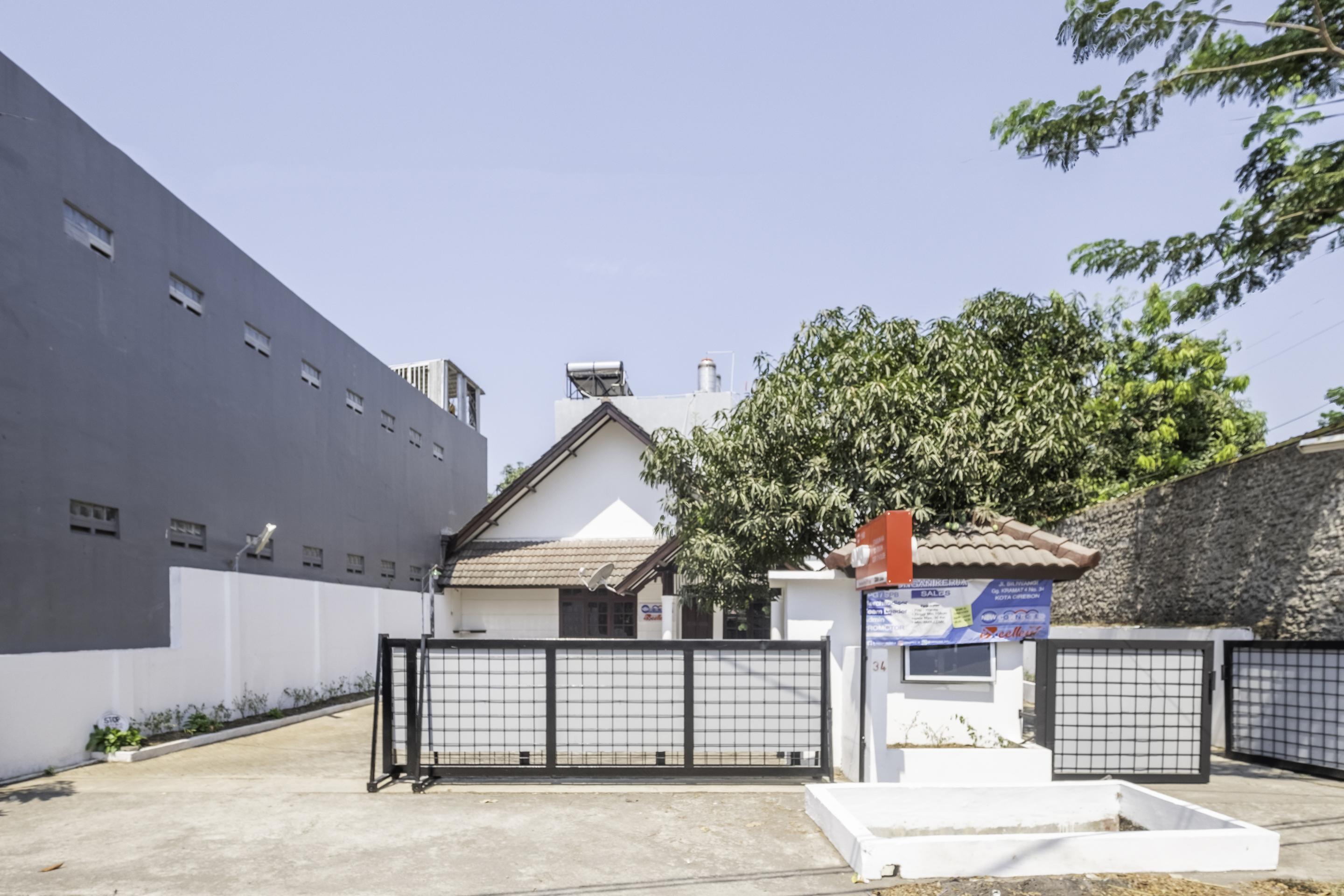 Super Oyo 1568 Stasiun Ka Cirebon Guest House Exteriör bild
