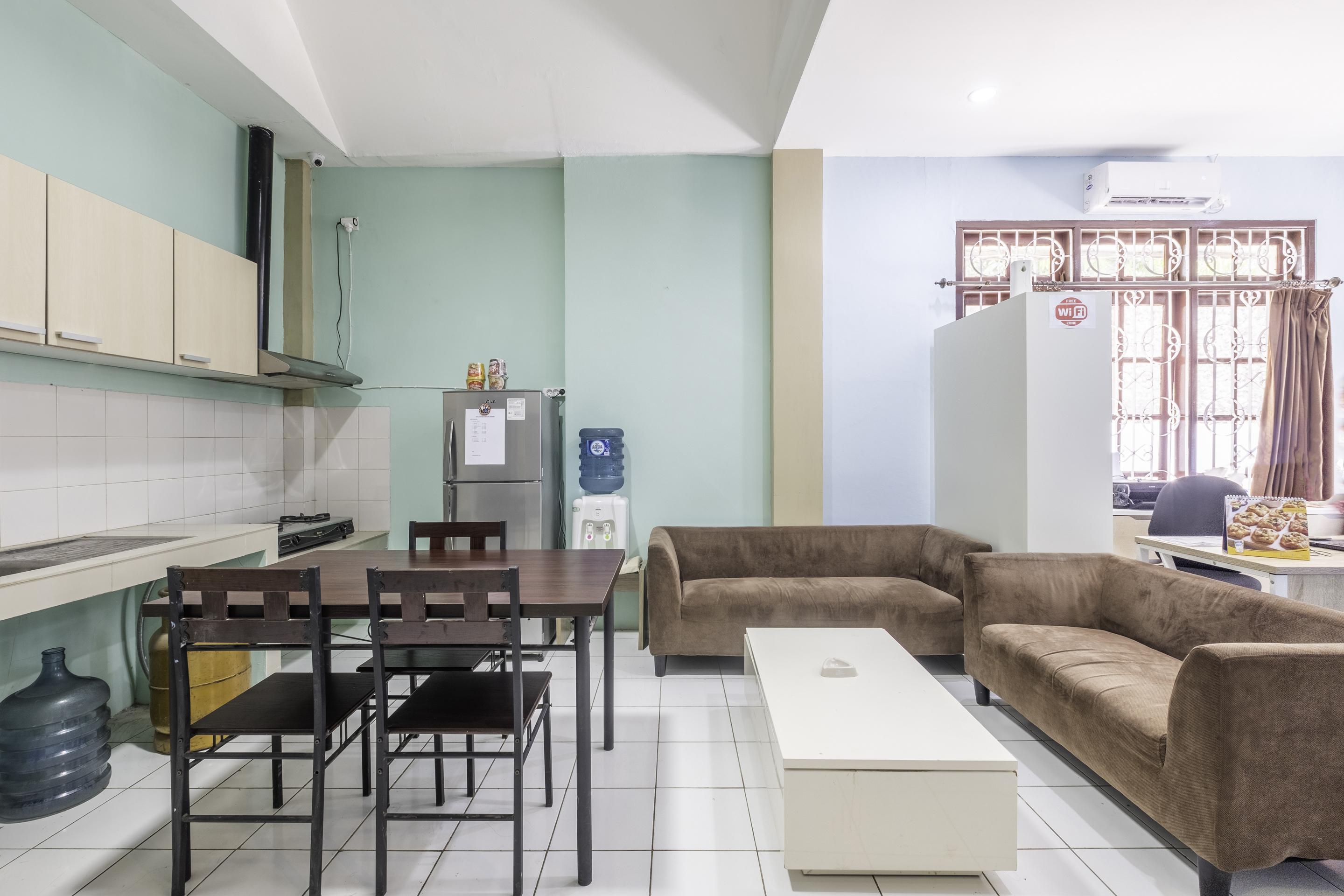 Super Oyo 1568 Stasiun Ka Cirebon Guest House Exteriör bild