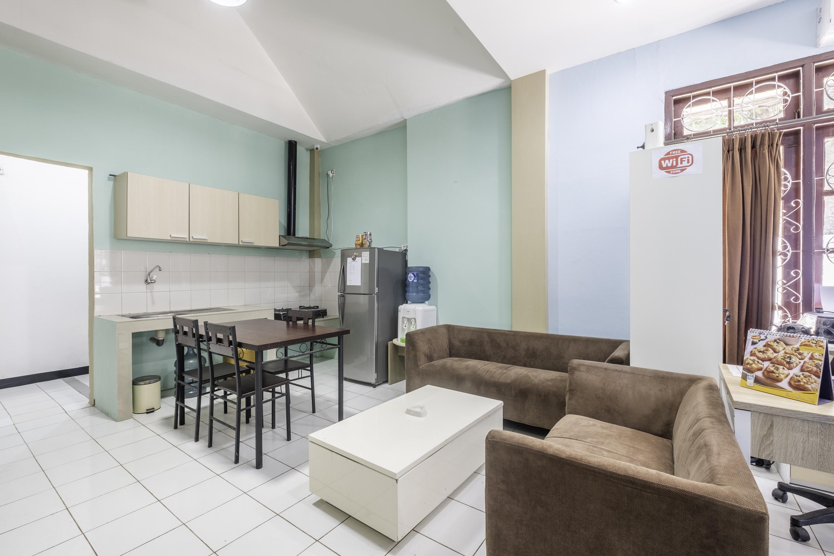 Super Oyo 1568 Stasiun Ka Cirebon Guest House Exteriör bild