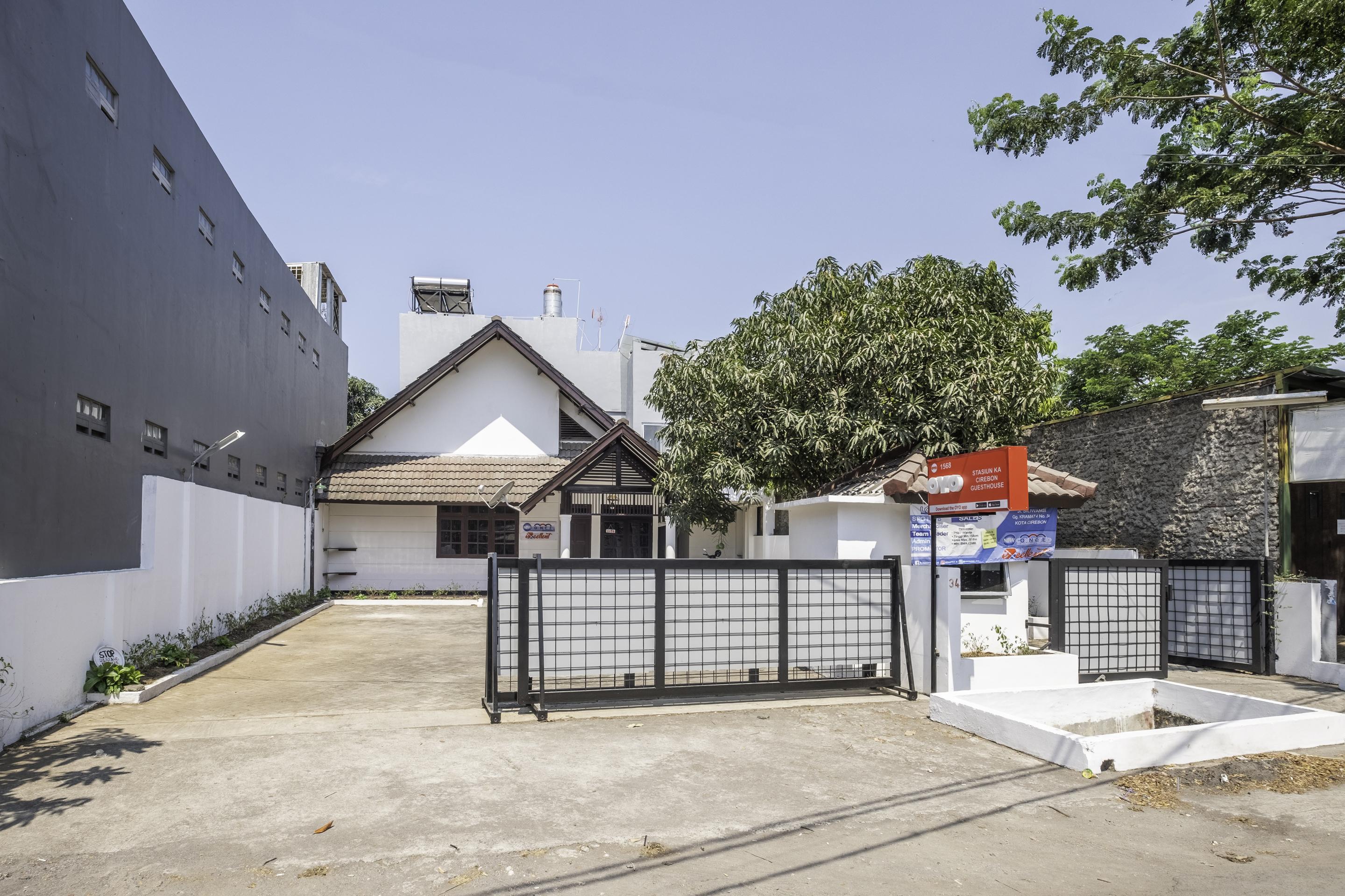 Super Oyo 1568 Stasiun Ka Cirebon Guest House Exteriör bild