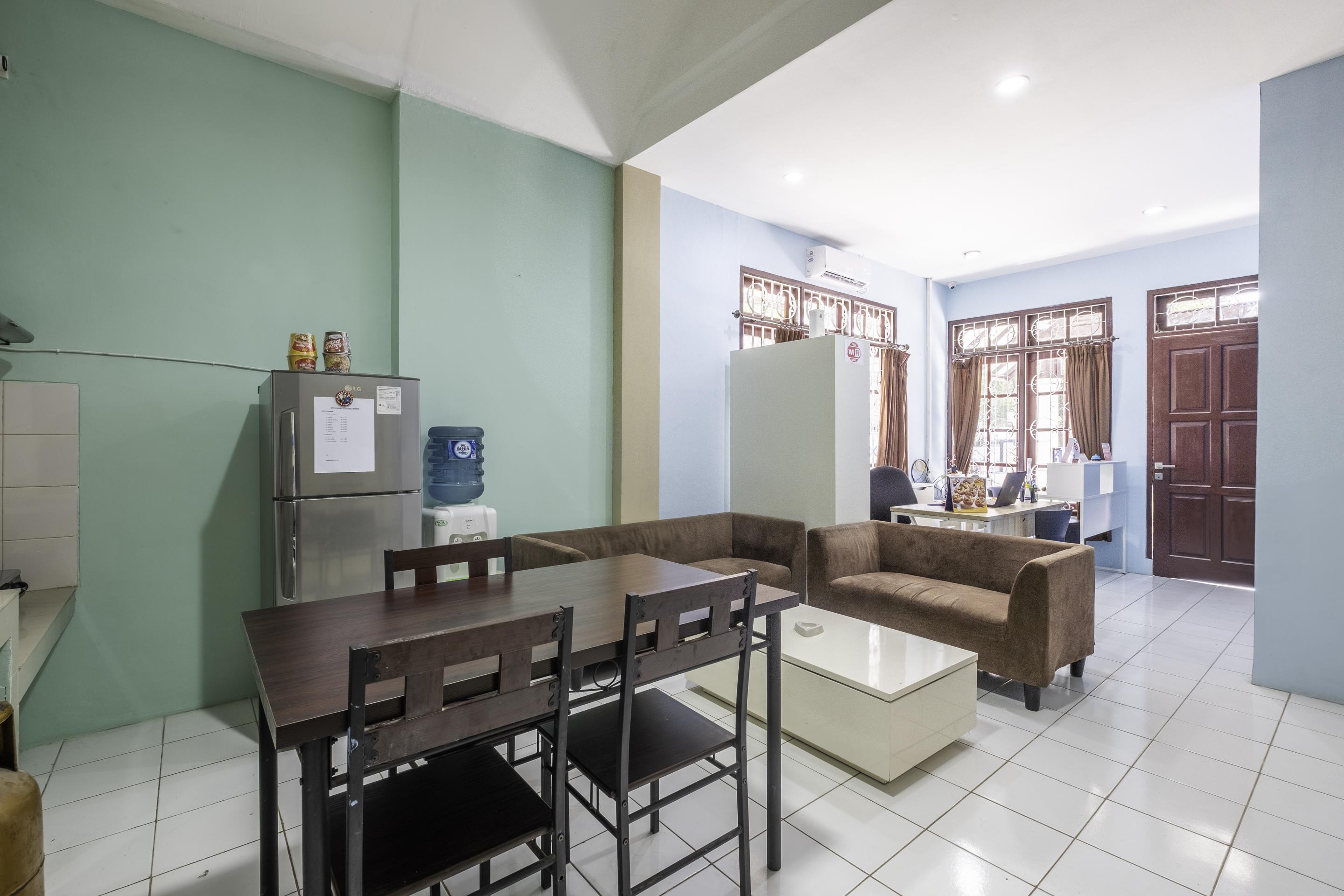 Super Oyo 1568 Stasiun Ka Cirebon Guest House Exteriör bild